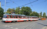 Der schmalspurige Tatra-Tw 1186 aus Halle und der regelspurige D�wag-Tw 4238 aus Bonn am 15.09.2014 auf dem Dreischienengleis am Konstantin Welitschkow-Boulevard.